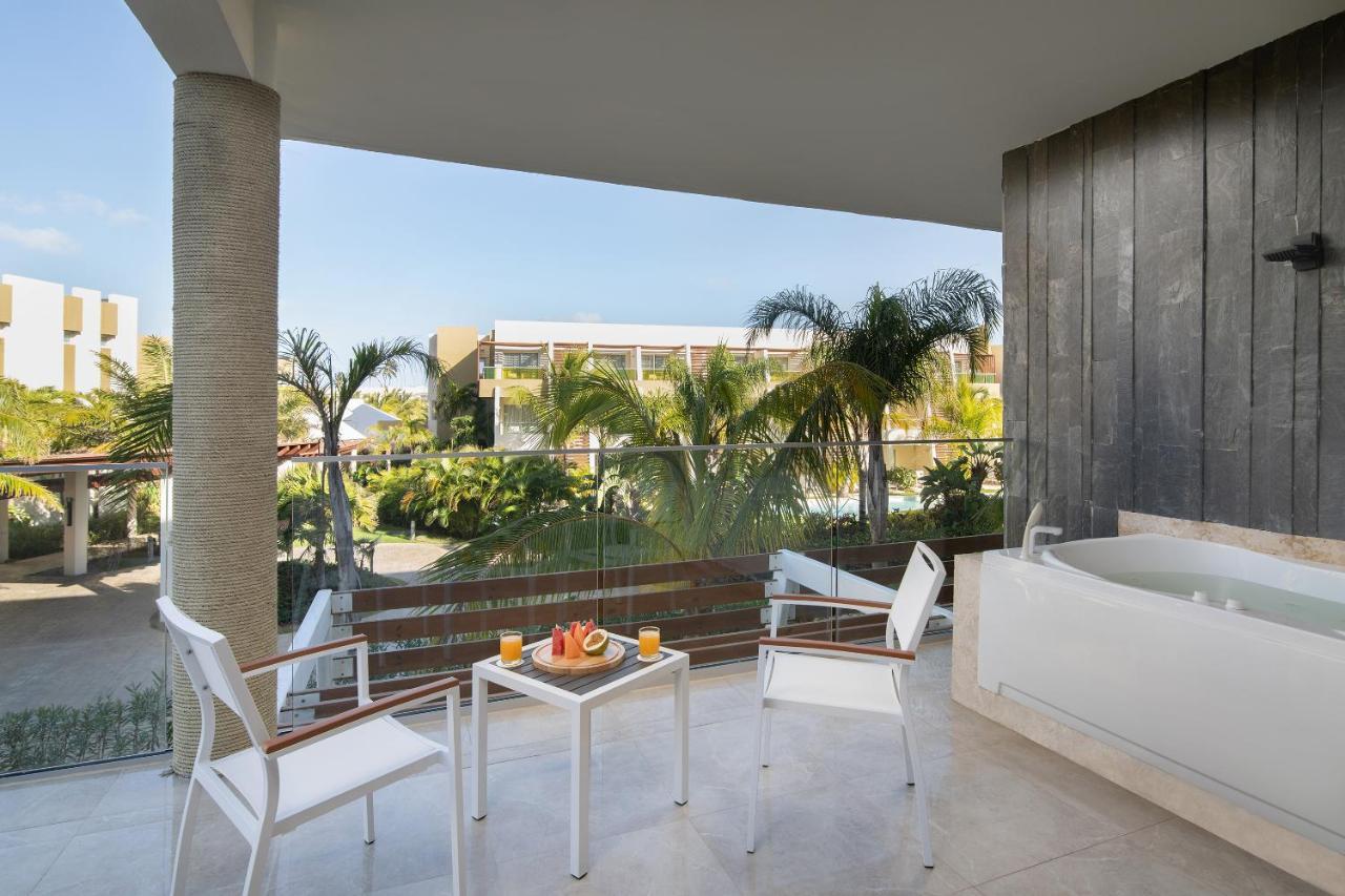 Premium Jr Suite Tropical View 2C