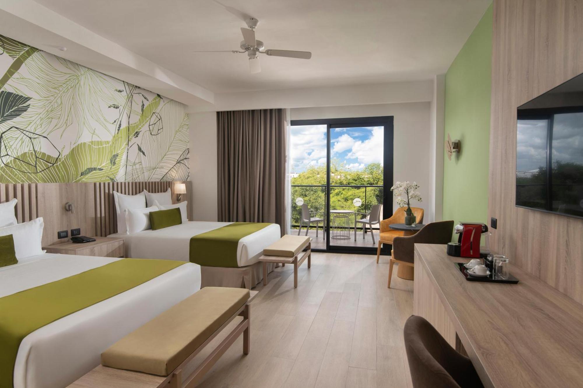 Suite Junior Swim Out con vistas al jardín