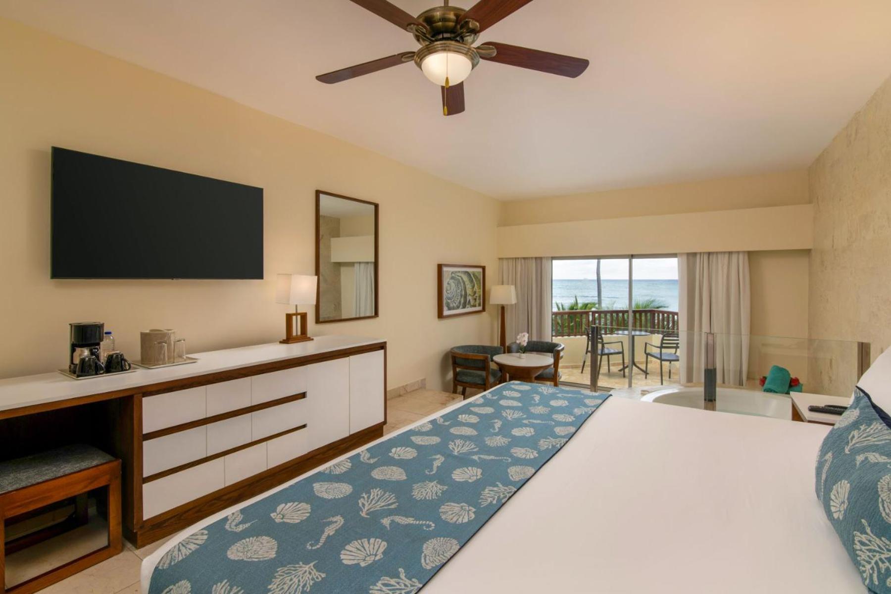 Jr Suite Premium Ocean Front View Jacuzzi